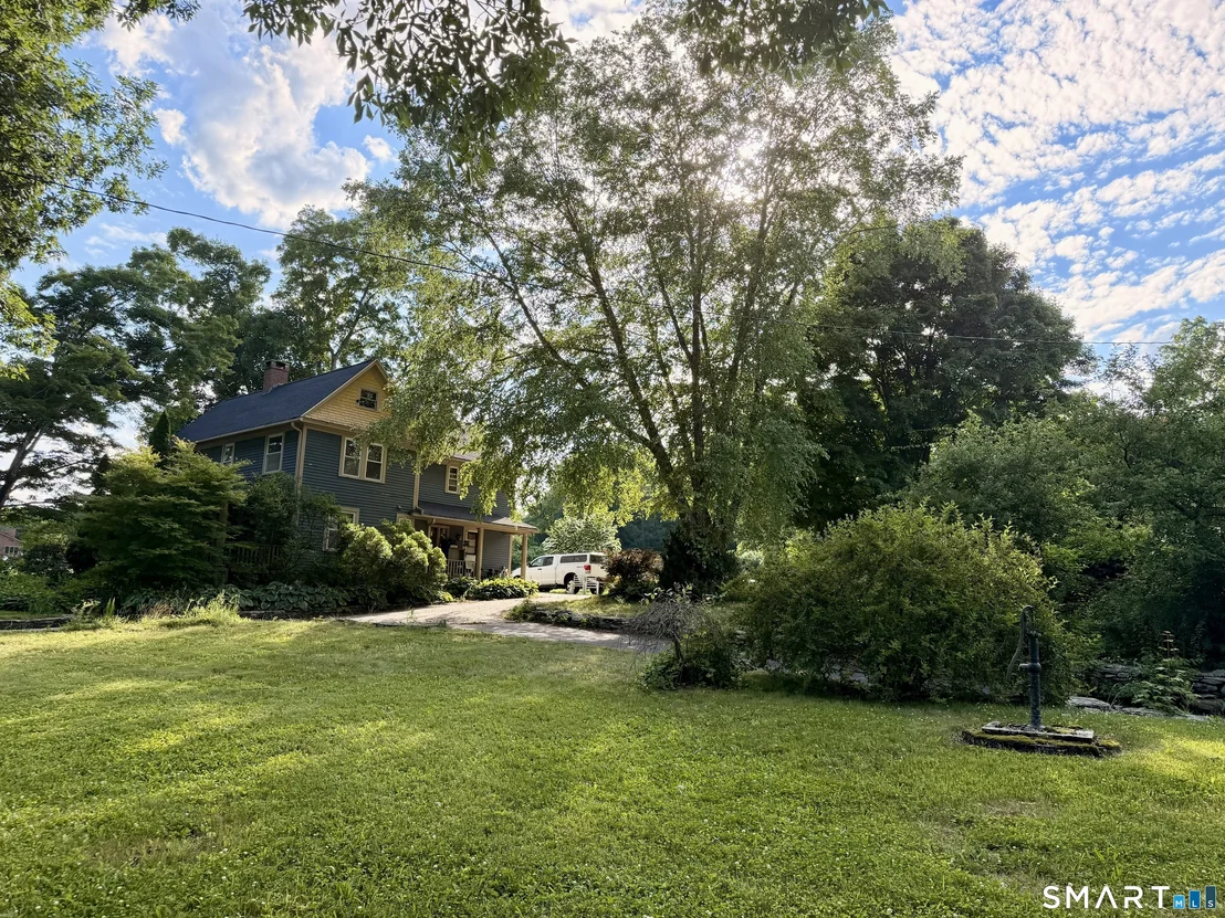 Photo of 593 Pomfret Street