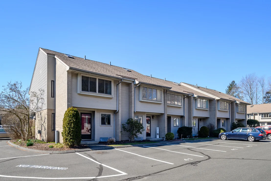 Photo of Unit APT41 at 827 Oronoke Road