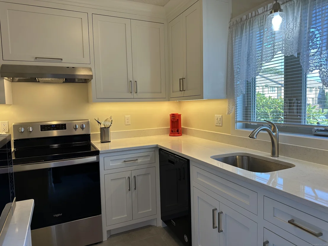 Photo of Unit APT23 at 827 Oronoke Road
