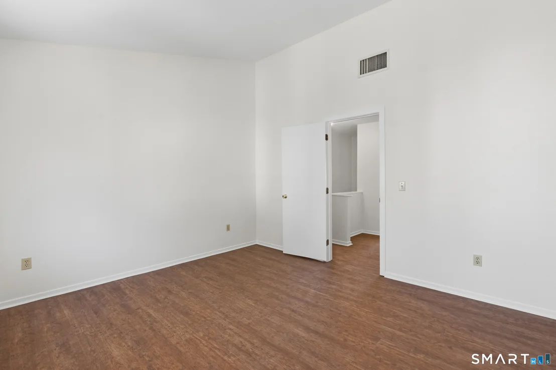 Photo of Unit APT82 at 827 Oronoke Road