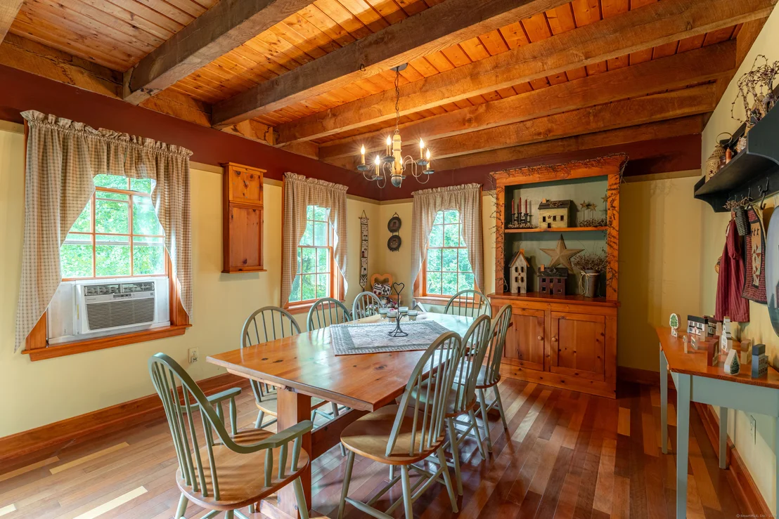 Photo of 512 Squaw Rock Road