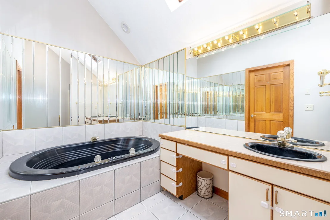 Photo of 1386 Cedar Swamp Road