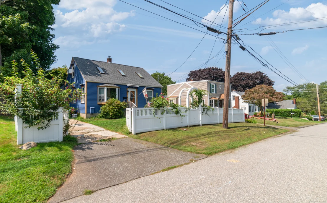 Photo of 52 Round Hill Road