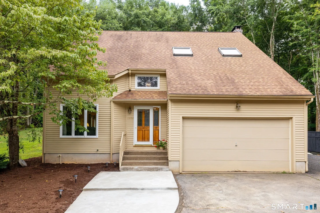 Photo of 1386 Cedar Swamp Road