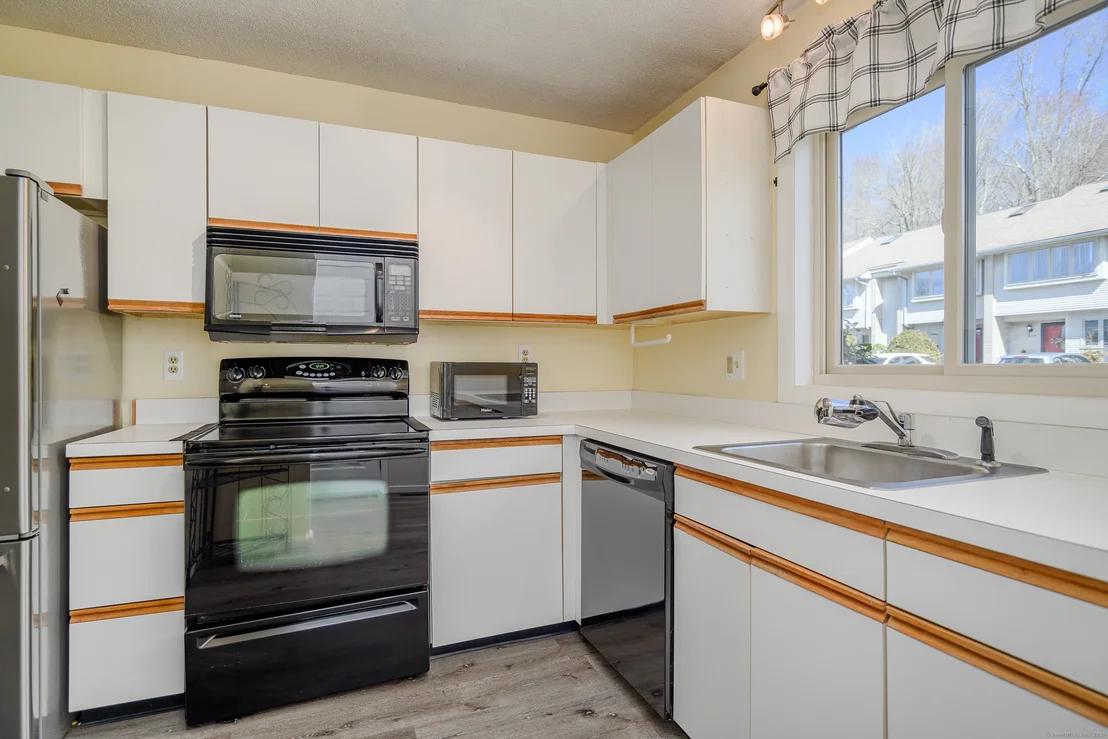 Photo of Unit APT41 at 827 Oronoke Road