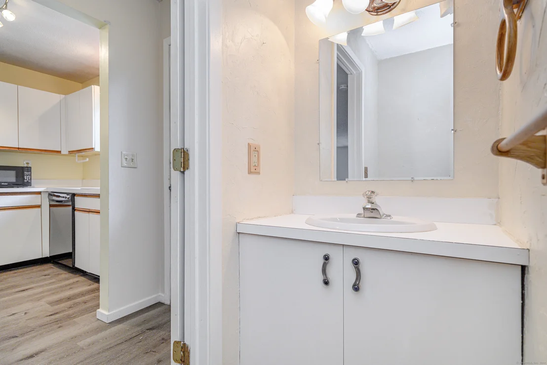 Photo of Unit APT41 at 827 Oronoke Road