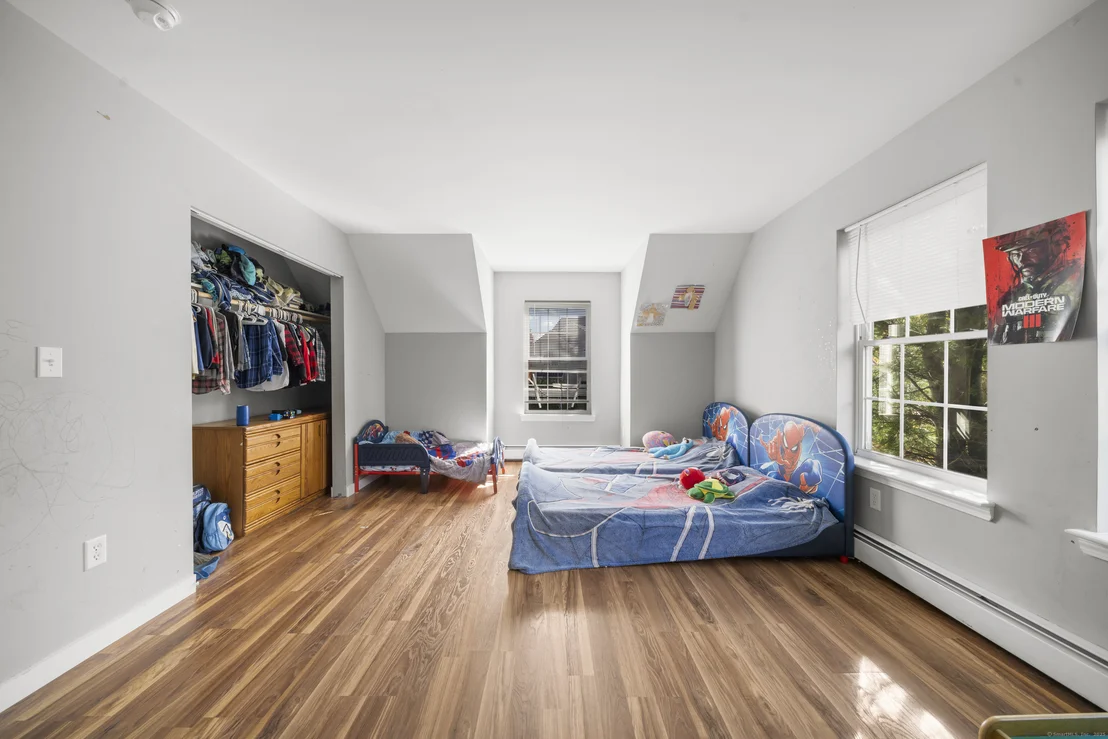 Photo of 225 White Oak Way