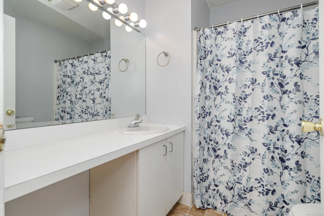 Photo of Unit APT41 at 827 Oronoke Road