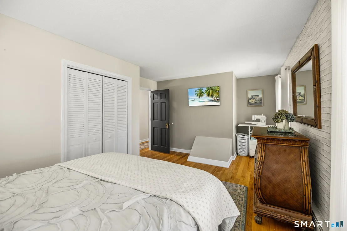 Photo of 1169 Flanders Road