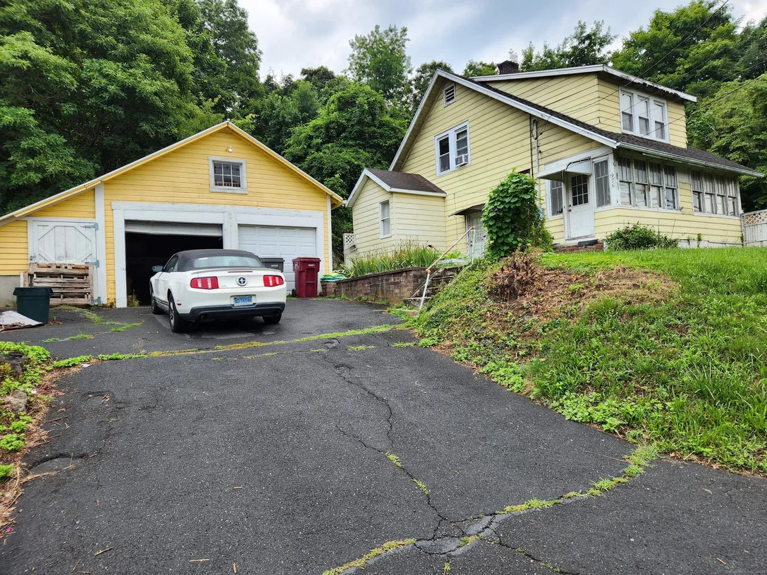 Photo of 976 New Haven Road