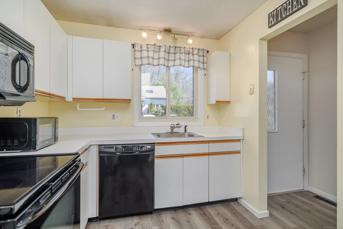 Photo of Unit APT41 at 827 Oronoke Road