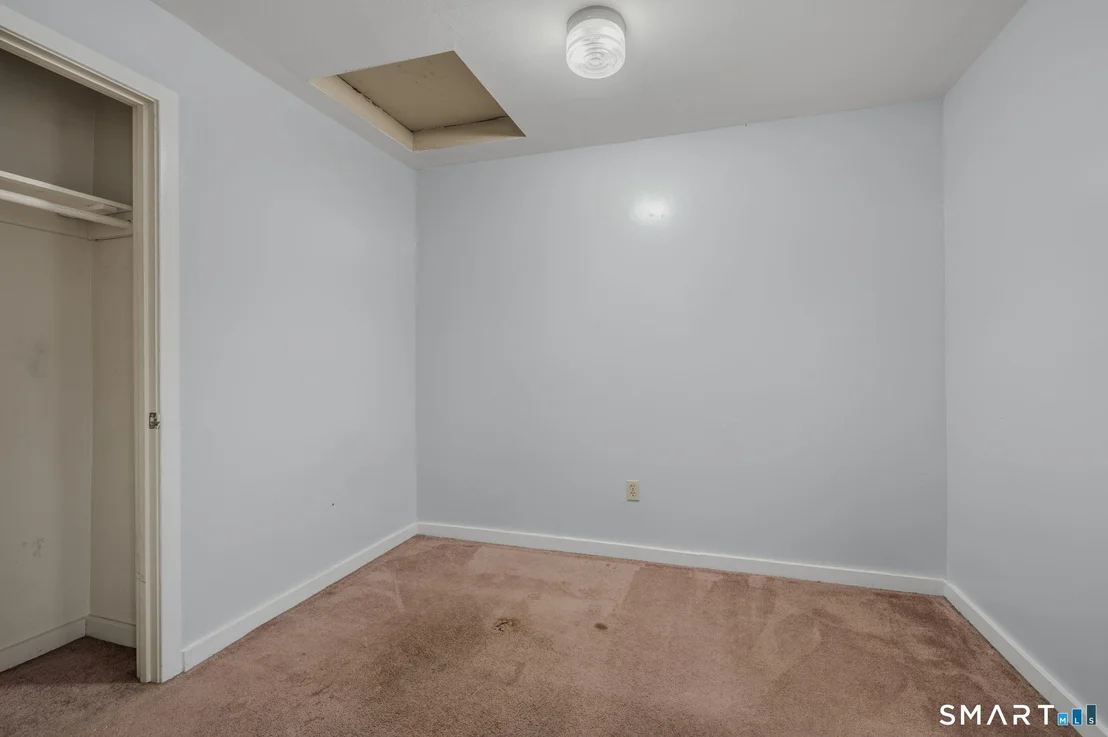 Photo of 275 Midway Oval