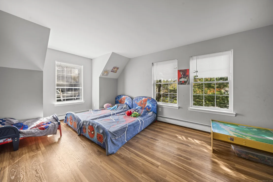 Photo of 225 White Oak Way