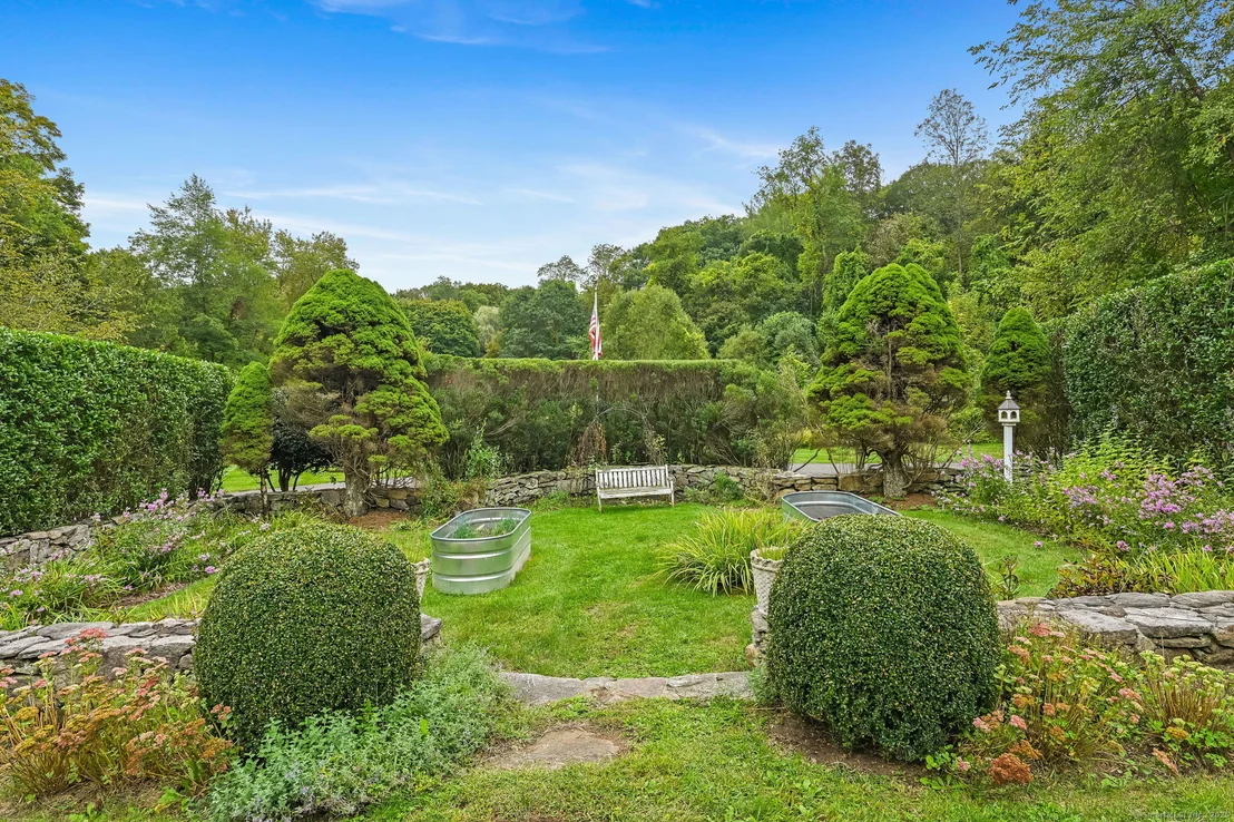 Photo of 330 Ridgefield Road