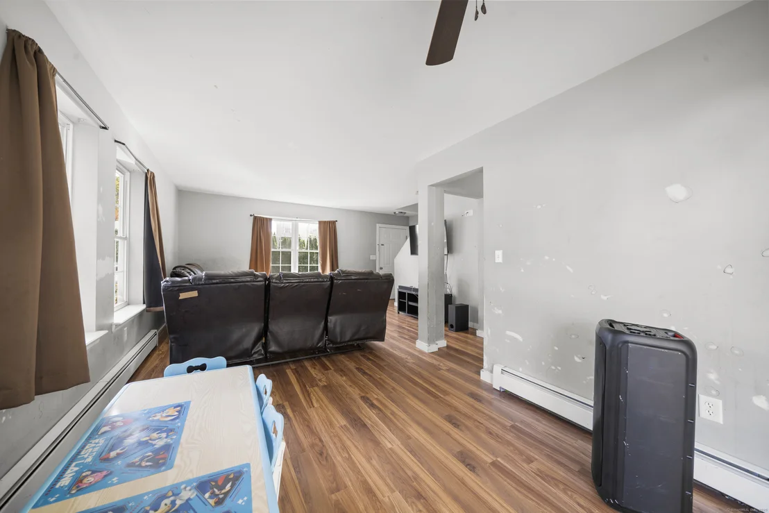 Photo of 225 White Oak Way