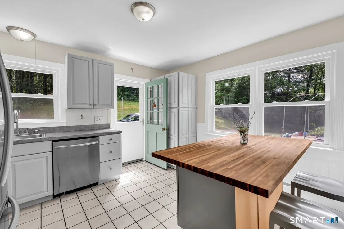 Photo of 425 Lakeside Road