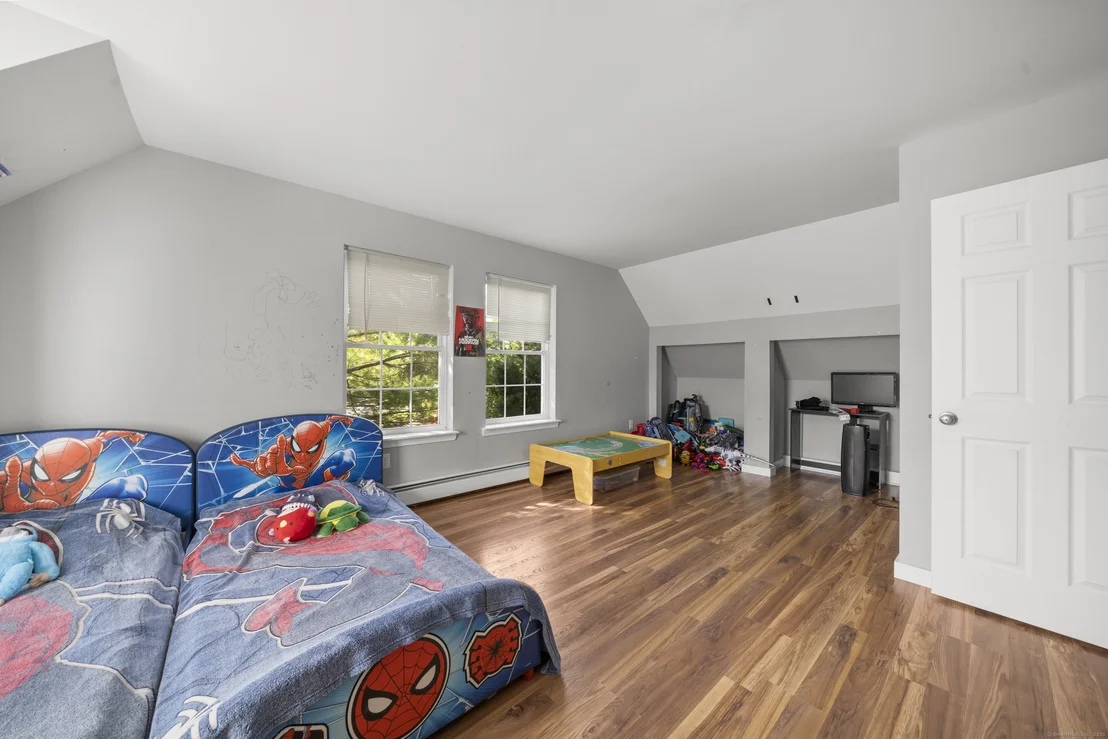 Photo of 225 White Oak Way