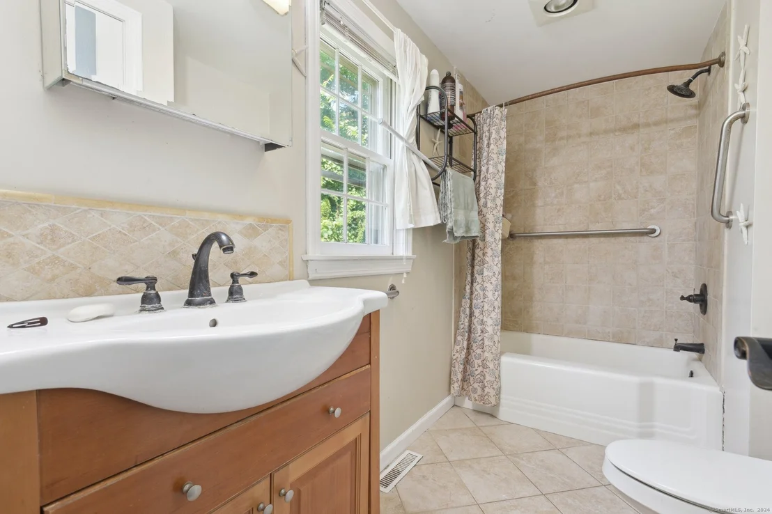 Photo of 574 Gracey Avenue
