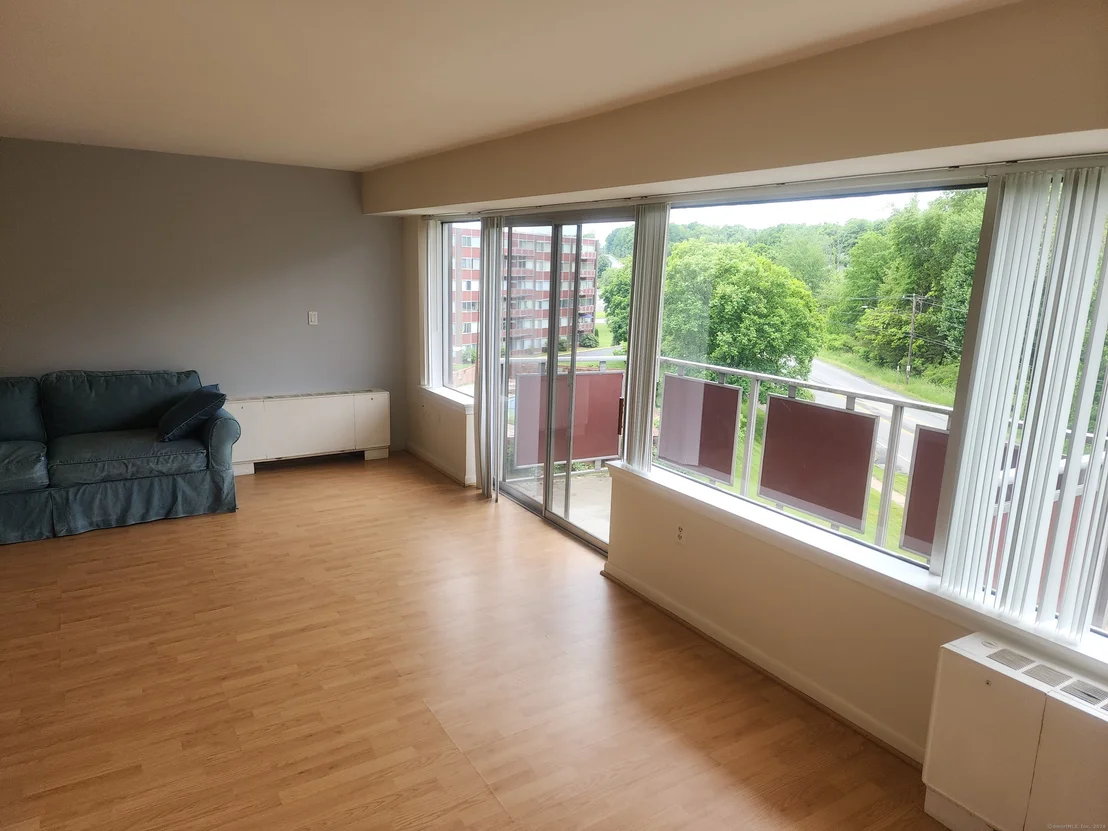 Photo of Unit APT503 at 1310 Berlin Turnpike