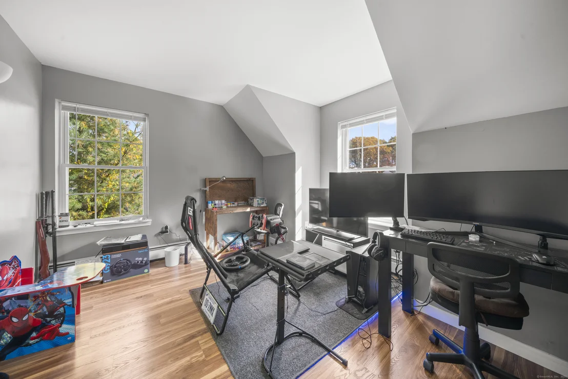 Photo of 225 White Oak Way