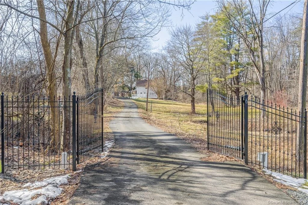 Photo of 6 Miles Avenue