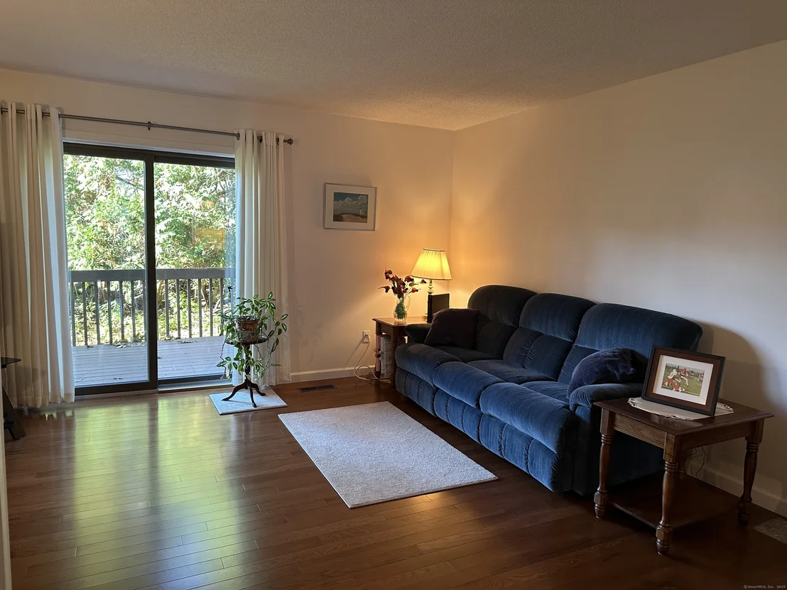 Photo of Unit APT23 at 827 Oronoke Road