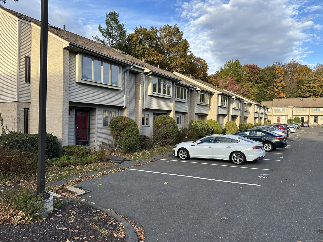 Photo of Unit APT23 at 827 Oronoke Road