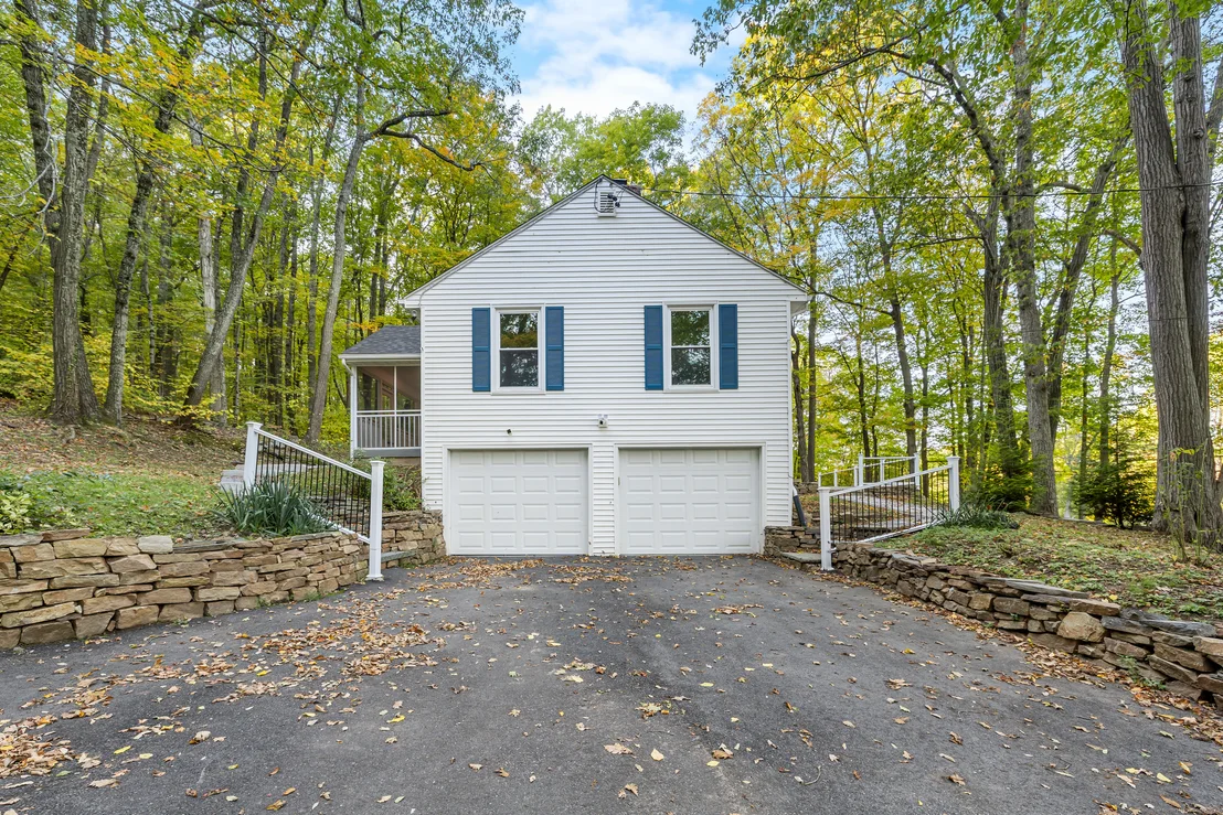 Photo of 545 Simsbury Road