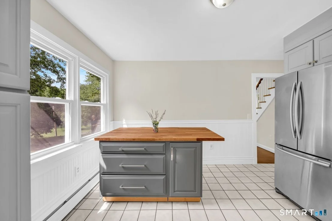 Photo of 425 Lakeside Road