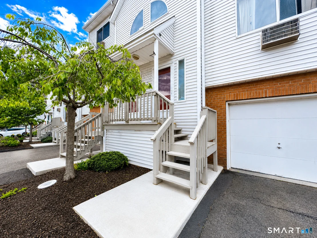 Photo of Unit 13J at 925 Oronoke Road