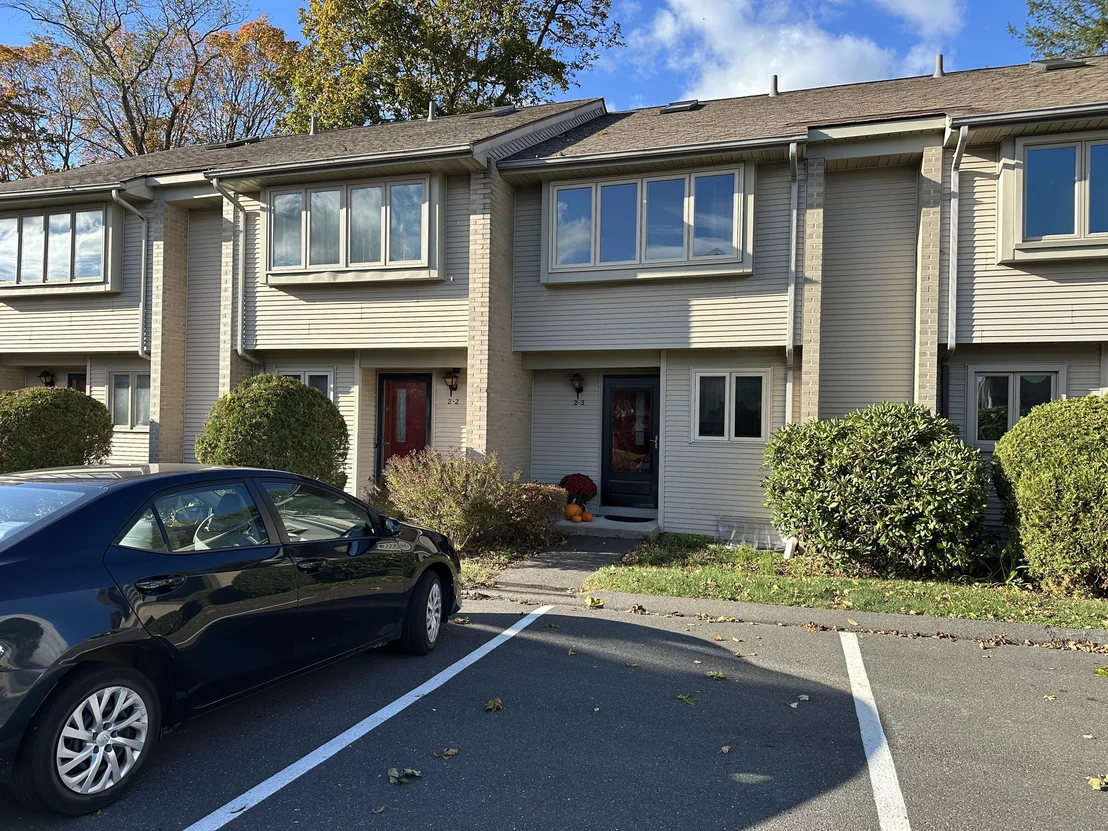 Photo of Unit APT23 at 827 Oronoke Road