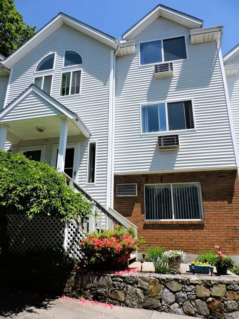 Photo of Unit 32C at 925 Oronoke Road