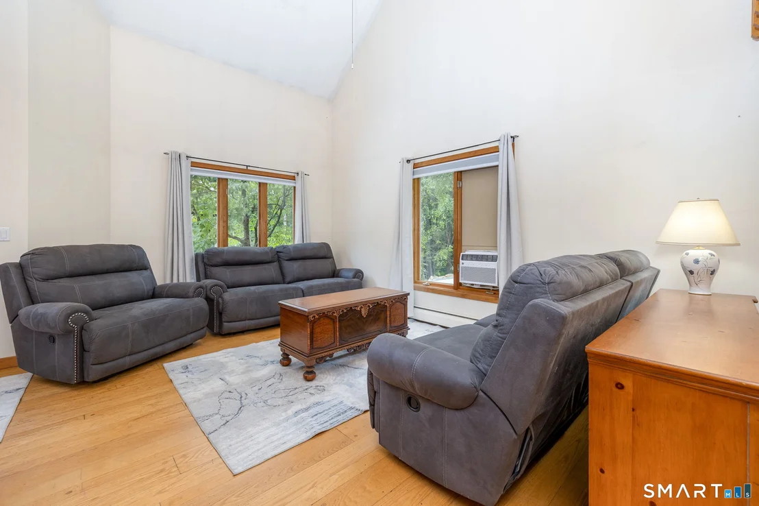 Photo of 1386 Cedar Swamp Road
