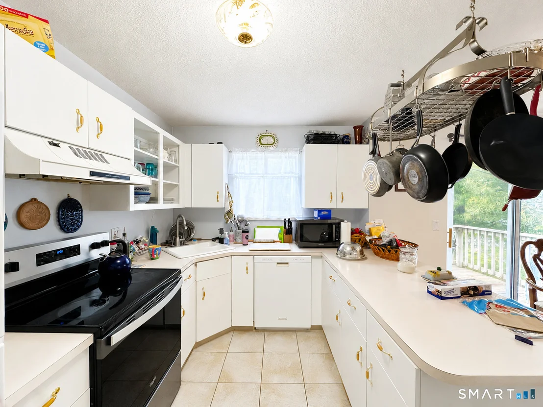 Photo of Unit 13J at 925 Oronoke Road
