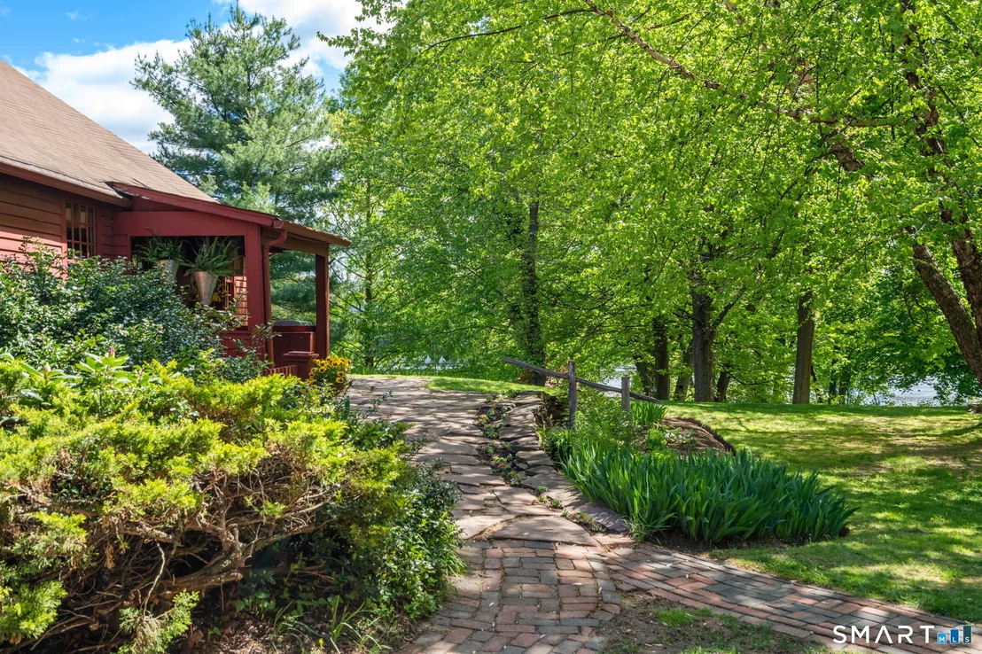 Photo of 921 Thompsonville Road