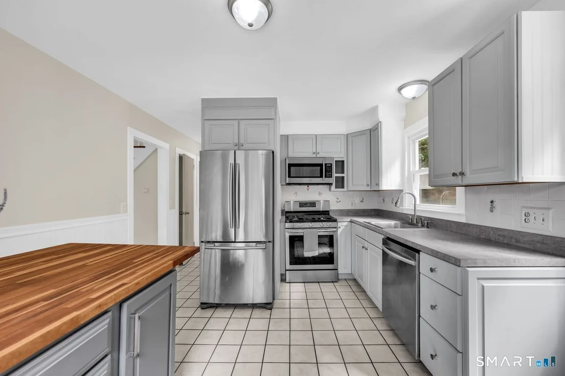 Photo of 425 Lakeside Road