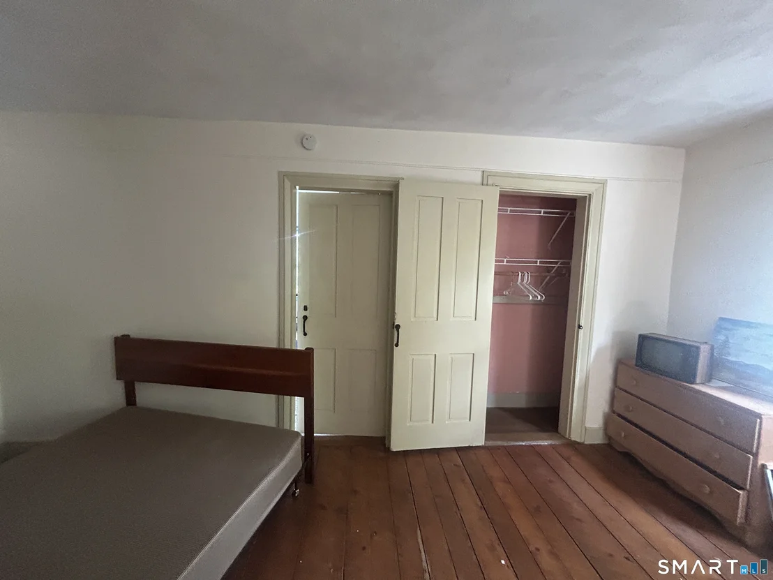 Photo of 433 Simsbury Road
