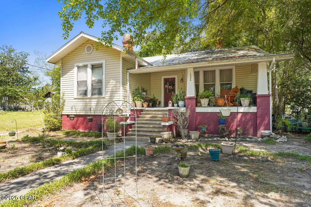 Photo of 1324 Coggin Avenue