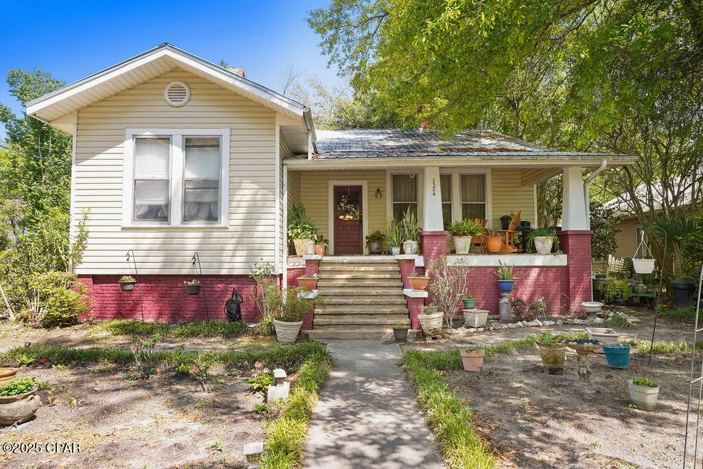 Photo of 1324 Coggin Avenue