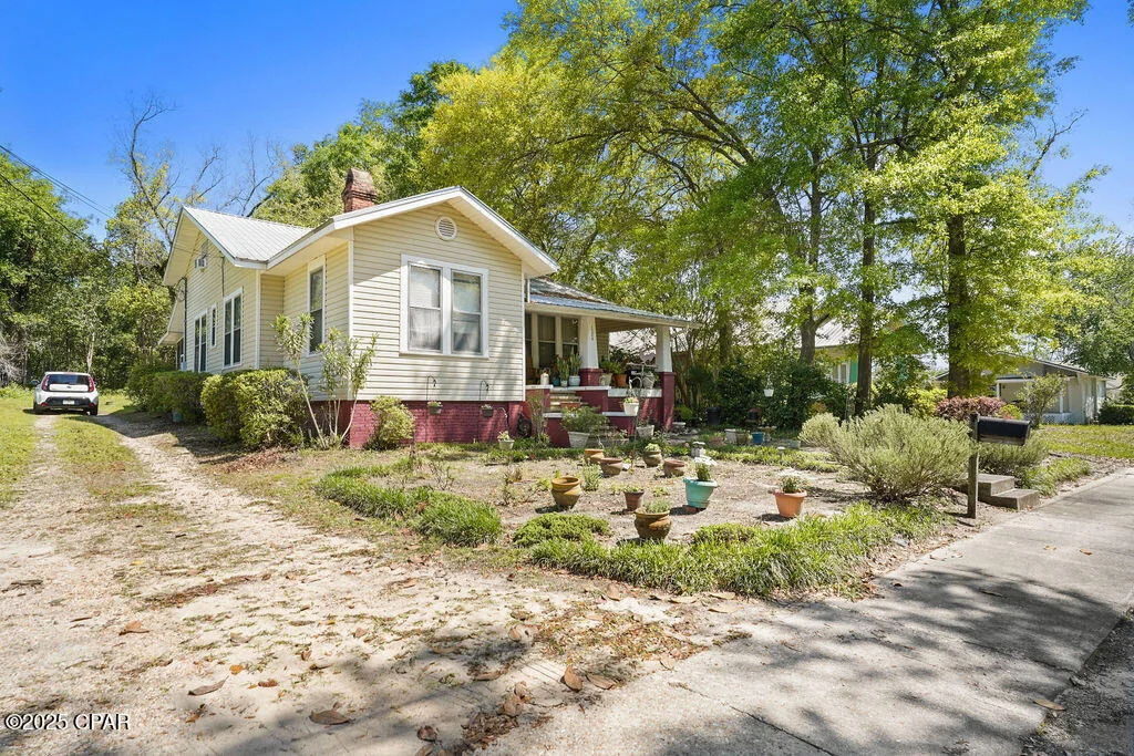 Photo of 1324 Coggin Avenue