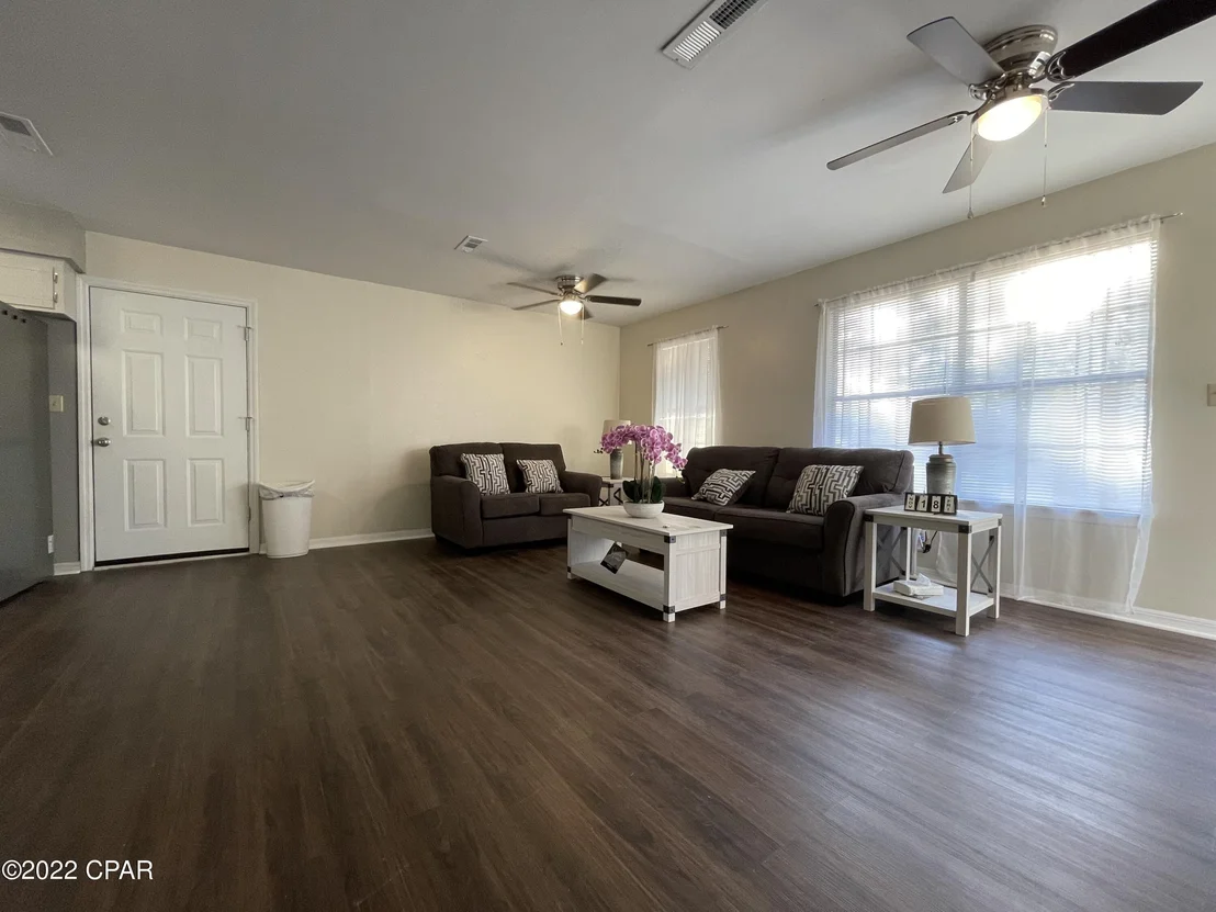 Photo of 2860 Henderson Road