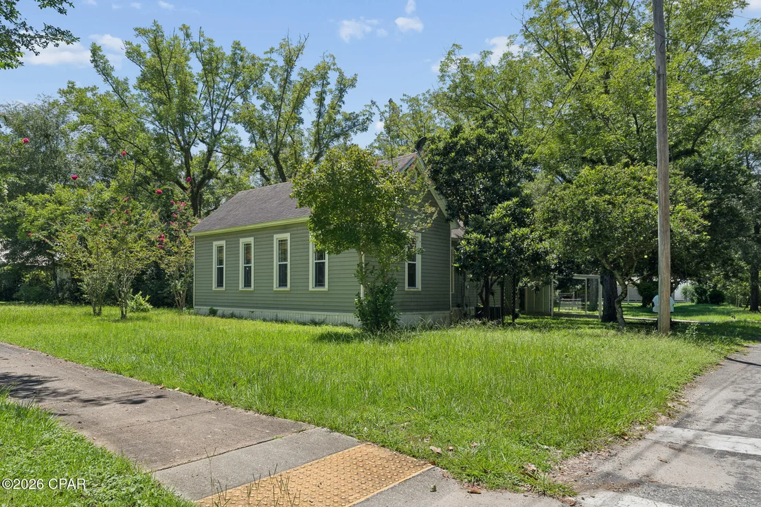 Photo of 672 Main Street