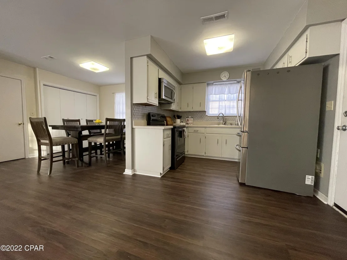 Photo of 2860 Henderson Road