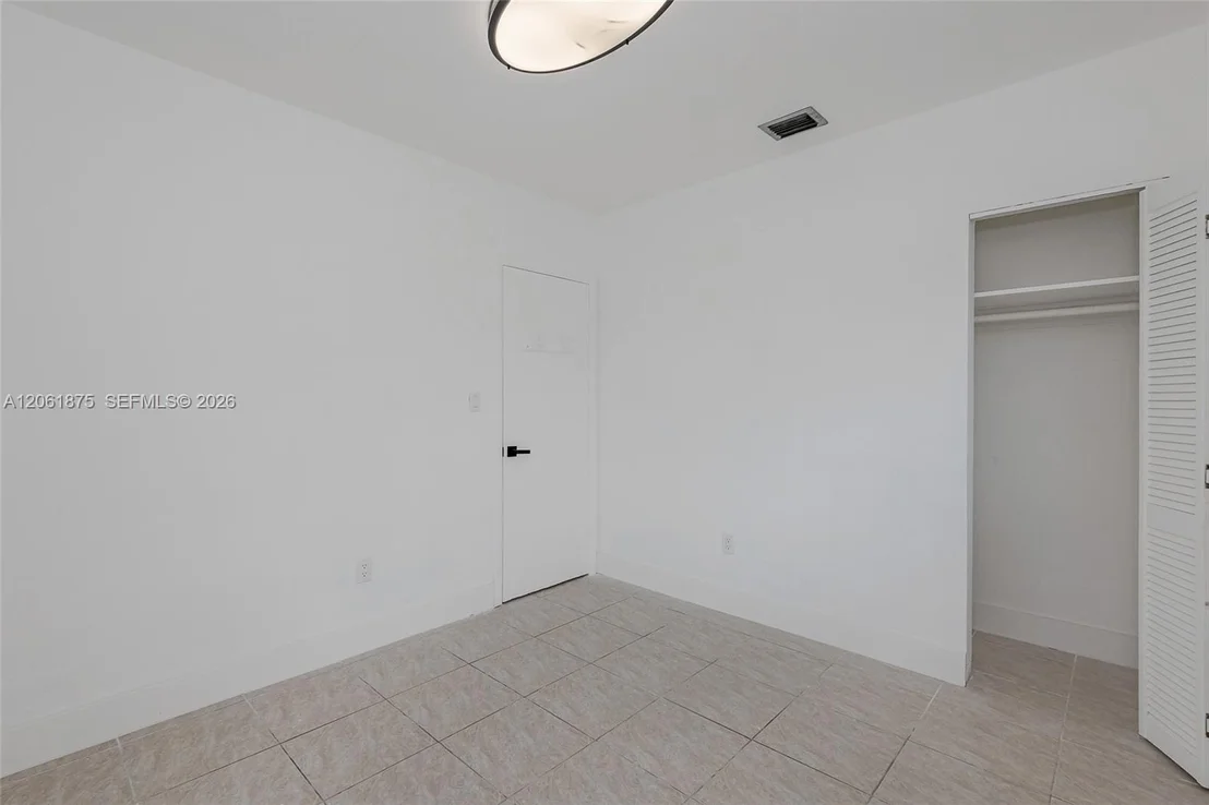 Photo of 998 W 68th St