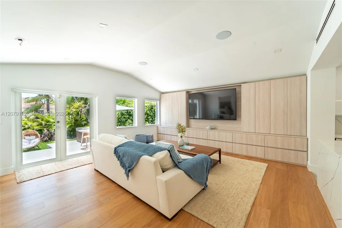 Photo of 8926 Emerson Ave