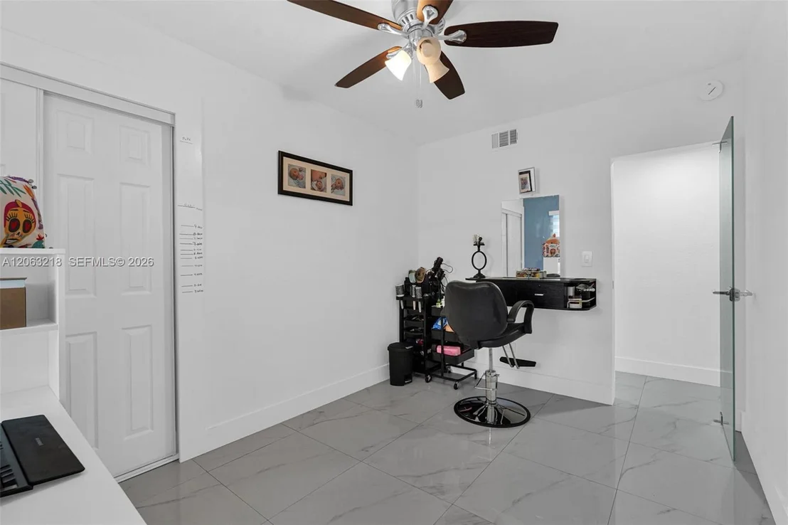 Photo of 831 E 10th Pl
