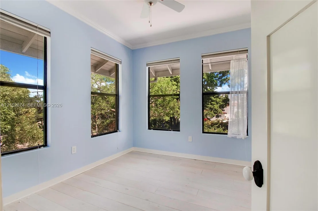 Photo of 668 NW North River Dr