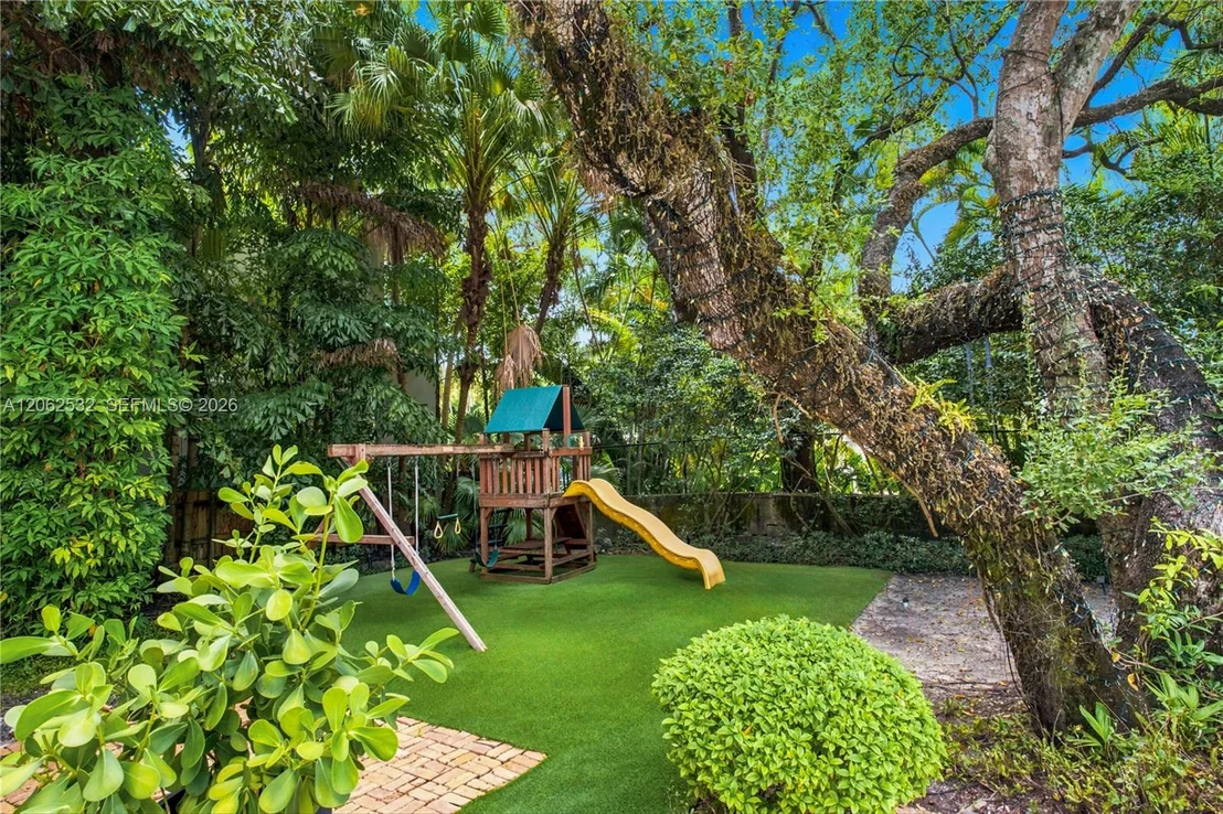 Photo of 2820 Brickell Ave