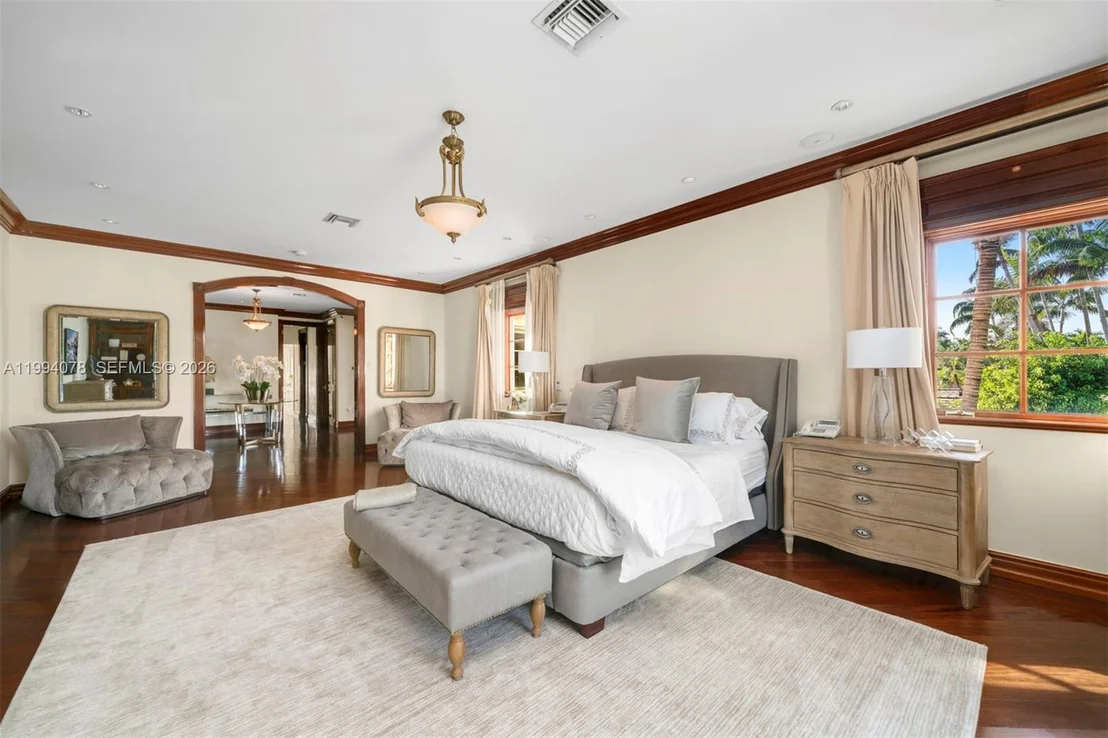 Photo of 585 Arvida Pkwy