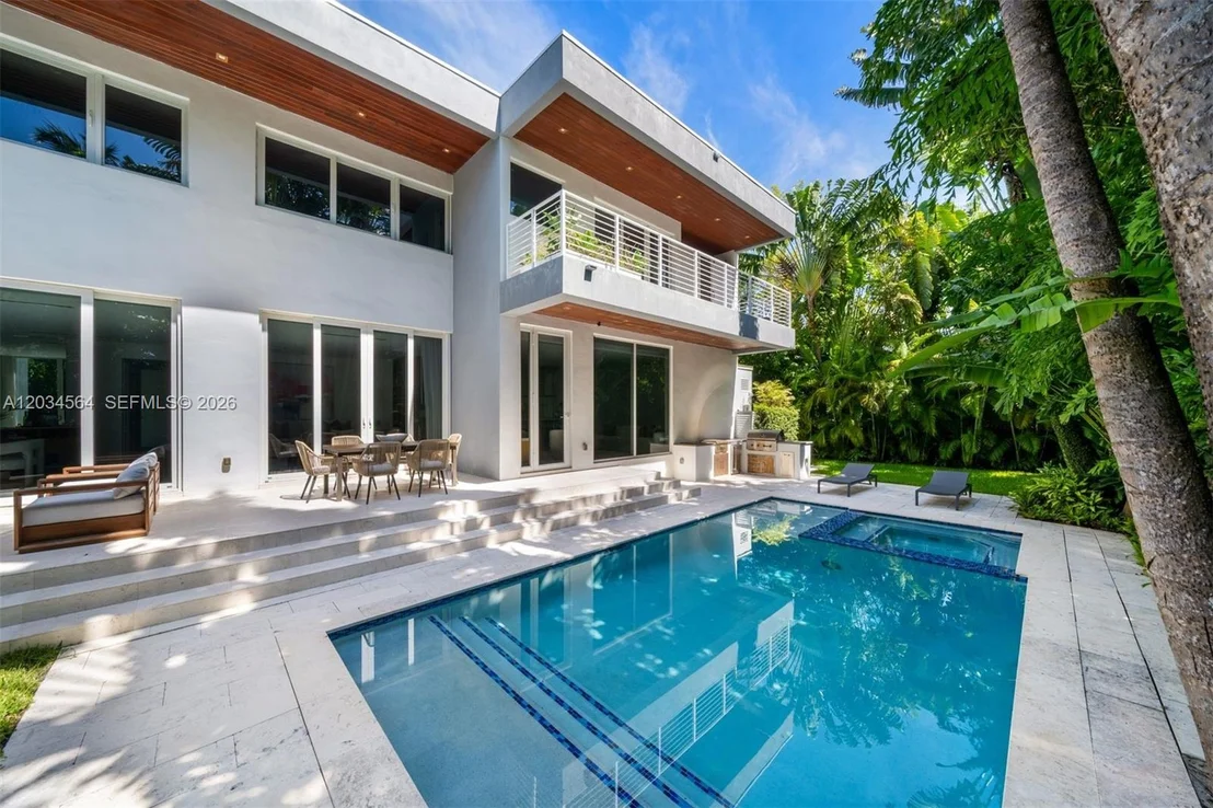 Photo of 425 Harbor Dr
